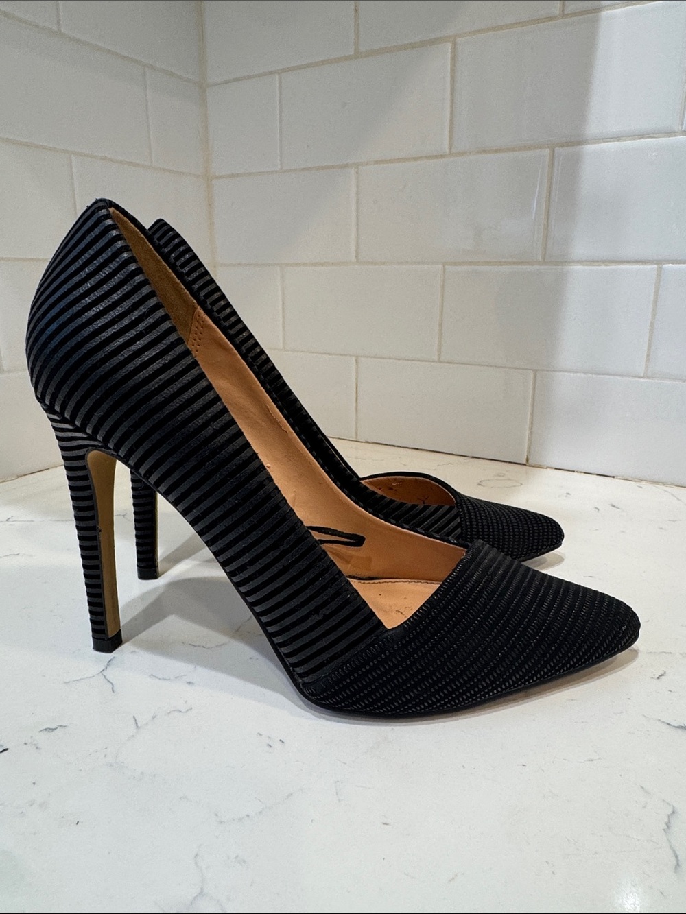 Express Black Ribbed Pointed Toe Pumps Size: 7 - Picture 3 of 12